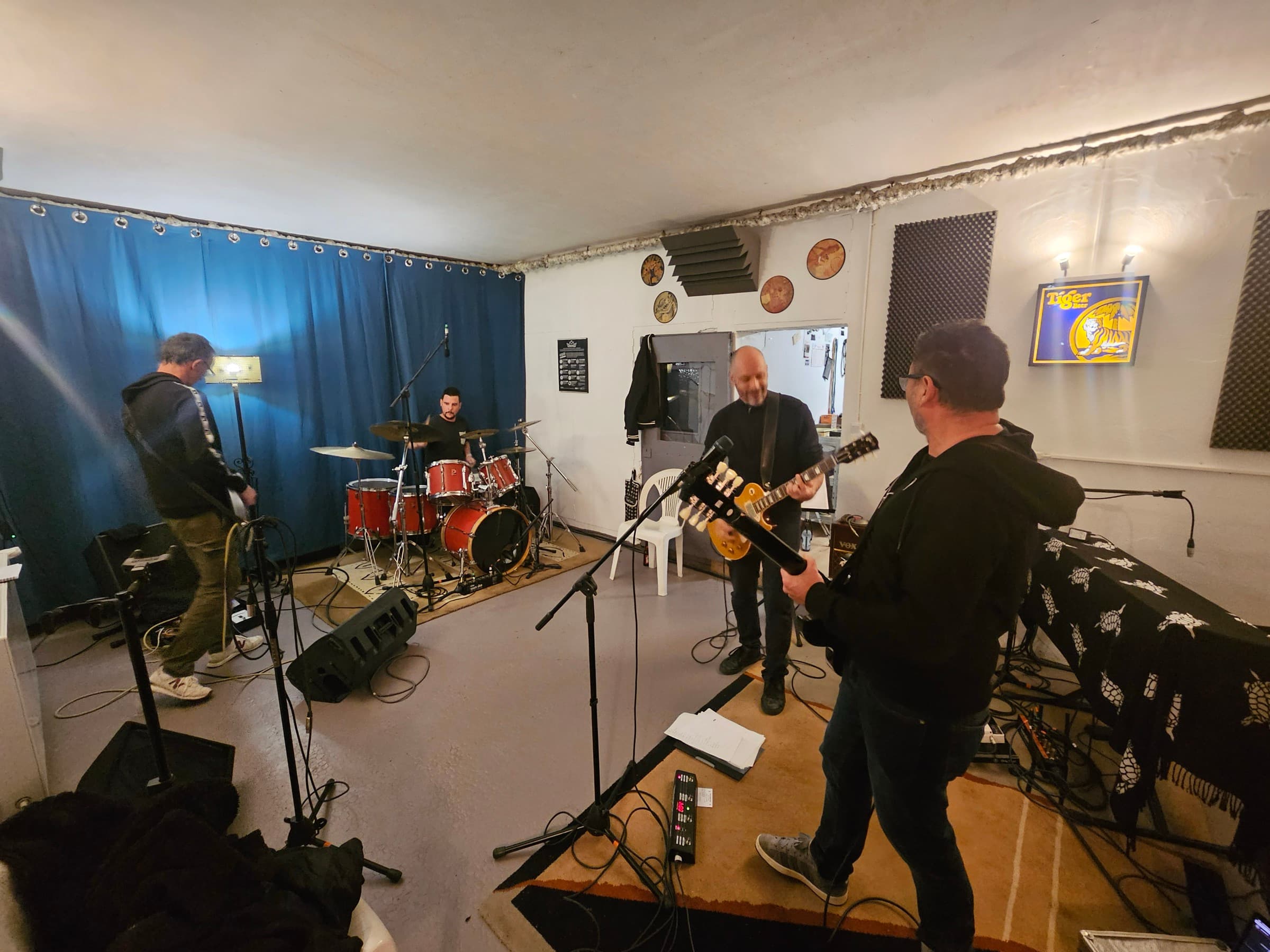 Le local de répétition de Rotormusik à Carpentras pendant une session : batterie, amplis et musiciens