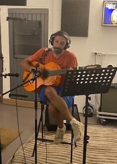 Guillaume Derecusson en session au studio Rotormusik, guitare acoustique et casque sur les oreilles