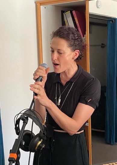 Isaure Ciron chantant au micro dans la cabine d'enregistrement de Rotormusik