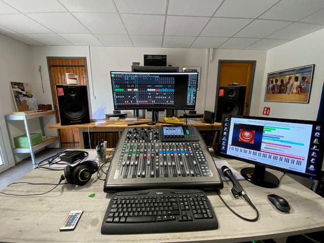 La régie du studio : console Behringer X32 Compact, écrans Pro Tools et enceintes de monitoring